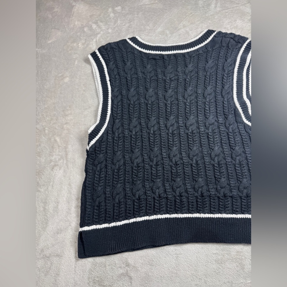 Abercrombie & Fitch Women’s Cable Knit V Neck Cropped Black White Sweater Vest L - Picture 12 of 15